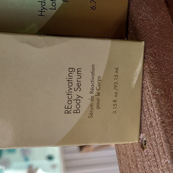 Bundle Of NutriMin C RE9 Body Serum and Lotion Set - Picture 2 of 5